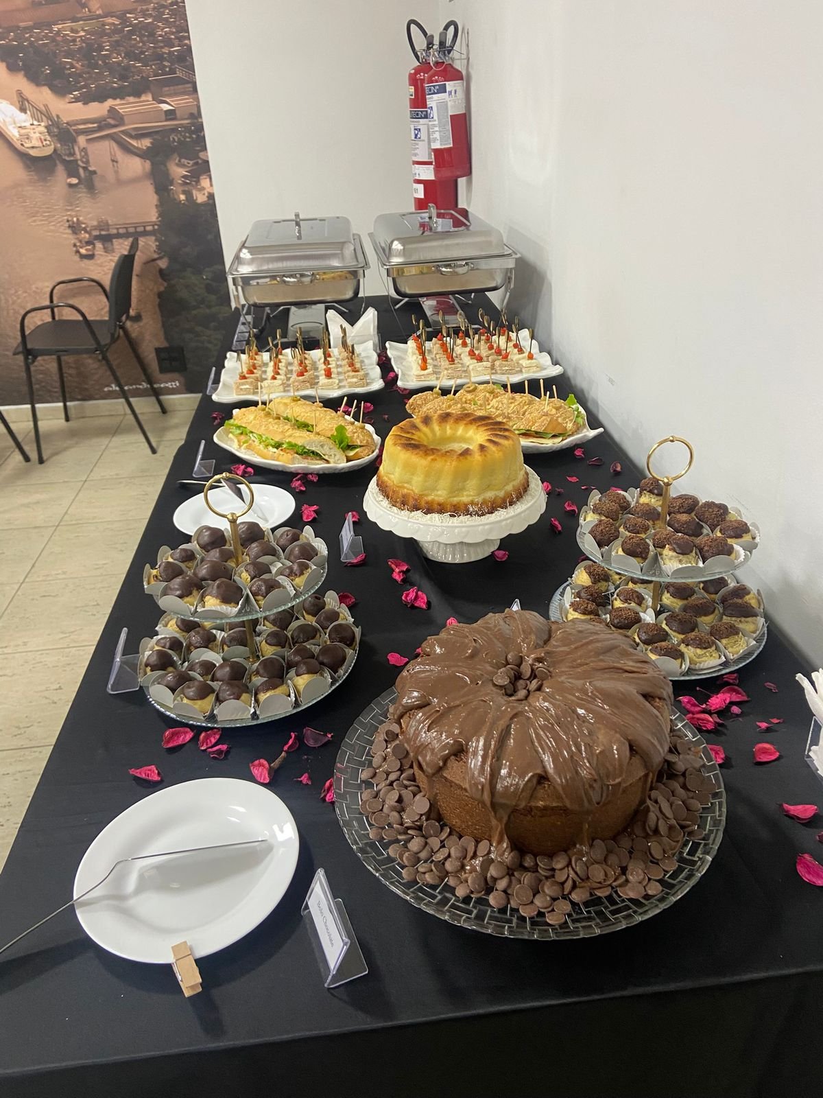Mesa posta para evento